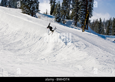 Scène d'hiver Super pipeline Pipeline athlètes athlétisme skis snowboards Village Northstar Resort North Lake Tahoe California USA Banque D'Images