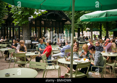 Parisiens profitez d'une journée ensoleillée dans le Parc du Luxembourg, Paris, France Banque D'Images