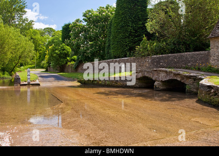 La Ford et pont de pierre dans le joli village de Cotswold Shilton, Oxfordshire, England, UK Banque D'Images