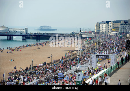 Un panier-front comme coureurs prendront part à la première Brighton Marathon 2010 Banque D'Images