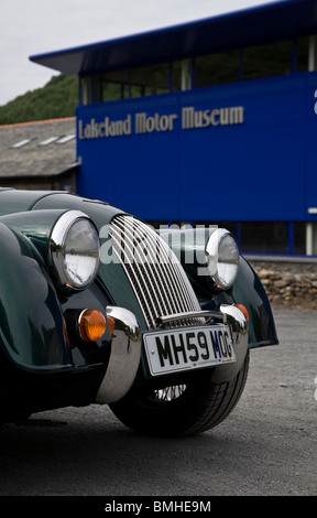 Morgan Roadster R100 en dehors de la Lakeland Motor Museum à Backbarrow, Newby Bridge, Ulverston, Cumbria, Royaume-Uni Banque D'Images