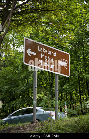 Signalisation routière pour le Lakeland Motor Museum, A590, Backbarrow, Cumbria. Banque D'Images