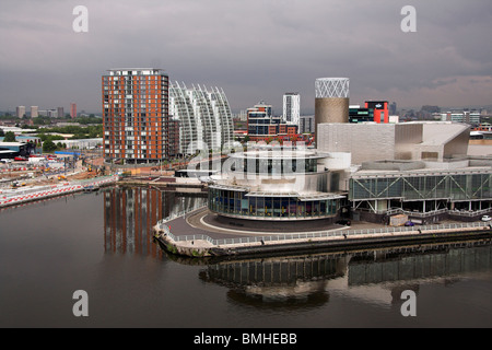 Vue de l'Imperial War Museum North, sur le Manchester Ship Canal, le Lowry, Salford Quays, Manchester, UK Banque D'Images