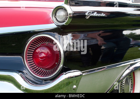 Le feu arrière d'un cluster 1959 Ford Fairlane Galaxie Banque D'Images