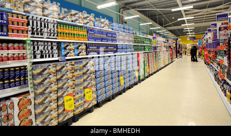 L'alcool en vente dans Tesco Banque D'Images