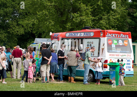 Une longue ice cream van sur une chaude journée d'été à Wollaton park Nottingham uk Banque D'Images