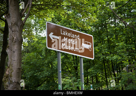 Signalisation routière pour le Lakeland Motor Museum, A590, Backbarrow, Cumbria. Banque D'Images