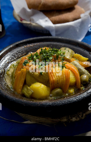 Tajine, ou tagine, un type de batterie de cuisine et plats traditionnels, c'est commun avec la cuisine marocaine, comme on le voit ici à Marrakech. Banque D'Images