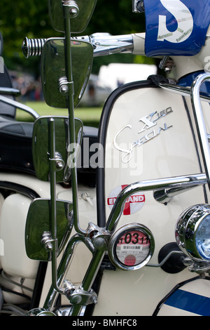 Un Lambretta scooter avec de nombreux miroirs sur chaque côté du style mods et rockers era Banque D'Images