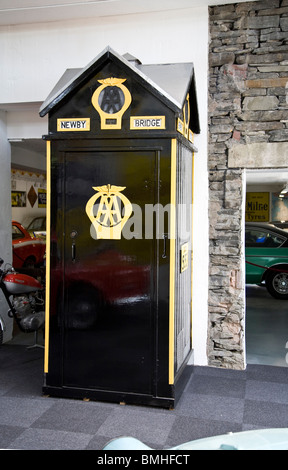 Intérieur de Lakeland Motor Museum, Newby Bridge, Cumbria montrant un AA fort Banque D'Images