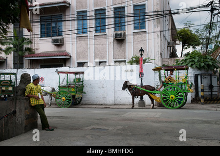 Philippines, Manille, cheval traditionnel en taxi du vrai Street à Intramuros le plus ancien quartier de la ville de Manille Banque D'Images