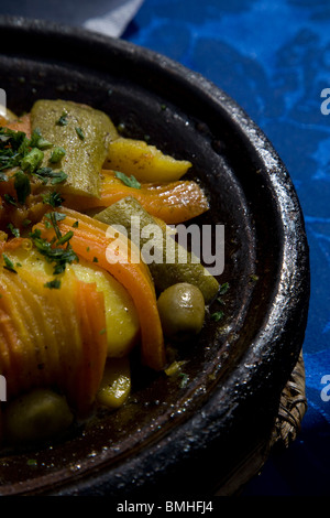 Tajine, ou tagine, un type de batterie de cuisine et plats traditionnels, c'est commun avec la cuisine marocaine, comme on le voit ici à Marrakech. Banque D'Images