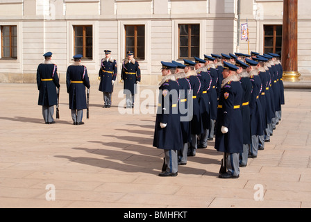 Les gardes du château de Prague en formation Banque D'Images