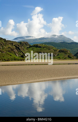 L'estuaire de la rivière Dwyryd. Gwynedd au nord du Pays de Galles au Royaume-Uni. Le Parc National de Snowdonia Mt Moelwyn Mawr et Moelwyn Bach Banque D'Images