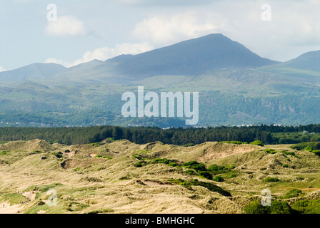 Les dunes de sable de Harlech en bas à droite les vacanciers à pied de plage. Gwynedd au nord du Pays de Galles au Royaume-Uni. Mt est Moel Hebog domaine. Banque D'Images