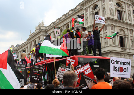 Manifestants sur un toit de bus à la "Liberté pour la Palestine' démonstration sur Whitehall, Westminster, Londres, Angleterre, Royaume-Uni Banque D'Images