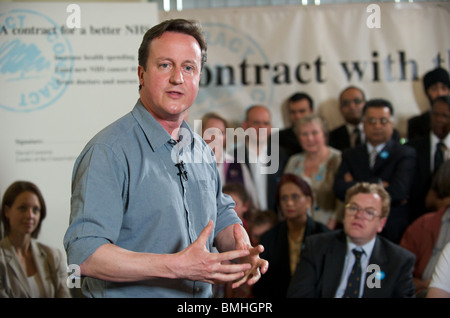 L'opposition de la Grande-Bretagne le chef du parti conservateur, David Cameron, visites vert jonc Medical Center à Dagenham, dans l'Essex, au Royaume-Uni. Banque D'Images