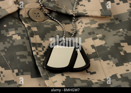 La fatigue de l'armée et de camouflage numérique shirt nom dog tag militaire universelle chaîne camuoflage, tissu style numérique, de nouvelles fa Banque D'Images