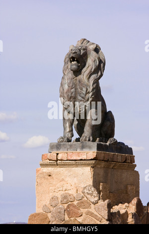 Lion statue au Grotto Hill à San Xavier Mission, près de Tucson, en Arizona. Banque D'Images