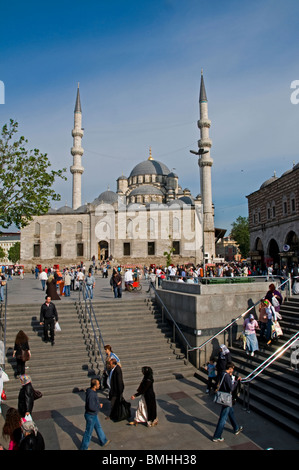 Eminonu Istanbul pont de Galata Mosquée Yeni Camil bord Eminonu Meydani Banque D'Images