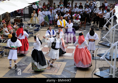 Des danseurs traditionnels dans la région de Pueblo Canario, Doramas Park, Las Palmas de Gran Canaria Banque D'Images