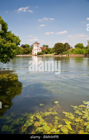 Bisham église avec River Thames près de Marlow de nénuphars et autres plantes aquatiques Banque D'Images