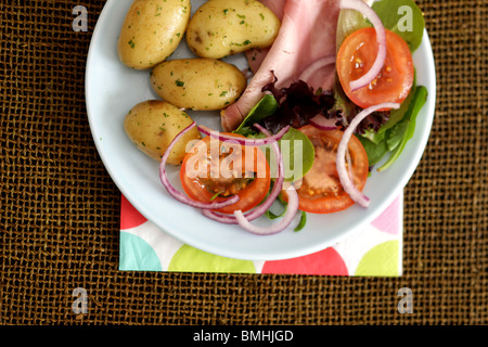 Frais sain salade de jambon d'été avec de nouvelles pommes de terre bouillies et pas de gens avec un chemin de détourage Banque D'Images
