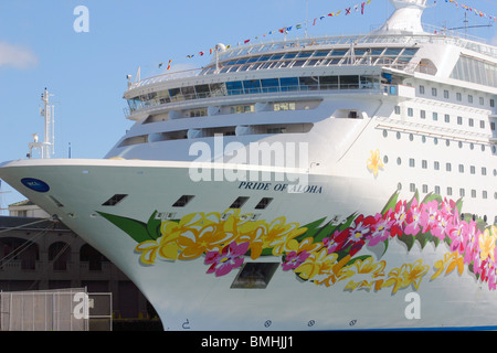 Gros plan du NCL croisière fierté de l'Aloha et peint à quai à lei Aloha Tower, Honolulu, Oahu, HI Banque D'Images