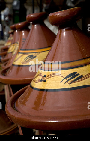 Tajine, ou tagine, un type de batterie de cuisine et plats traditionnels, c'est commun avec la cuisine marocaine, comme on le voit ici à Marrakech. Banque D'Images