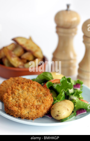 L'aiglefin pané cuit fraîchement préparé avec un sain Fishcakes salade fraîche et pas de personnes Banque D'Images