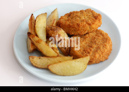 L'aiglefin pané cuit fraîchement préparé avec un sain Fishcakes salade fraîche et pas de personnes Banque D'Images