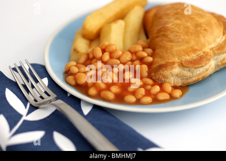 Cornish Pasty croûté frais cuit avec des frites et des haricots blancs en sauce tomate avec aucun peuple Banque D'Images