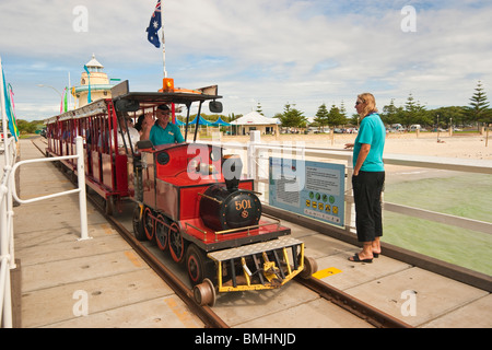 Busselton Jetty train touristique sur l'ancienne exploitation forestière en bois jetée à Busselton, dans le sud-ouest de l'Australie Occidentale Banque D'Images