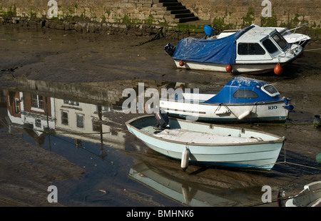 Bateaux dans le bateau flotter à Dartmouth, Devon Mai 2010. Réflexions des bâtiments ci-dessus. Banque D'Images