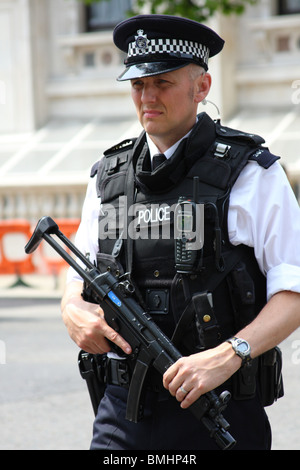 Un agent de police métropolitaine armés sur Whitehall, Westminster, Londres, Angleterre, Royaume-Uni Banque D'Images