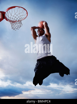 Basket-ball player jumping Banque D'Images