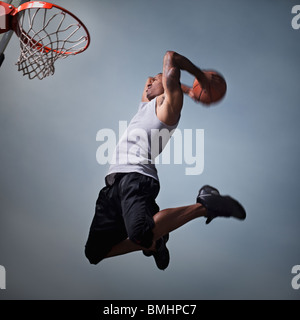 Basket-ball player jumping Banque D'Images