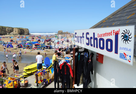 Une école de surf shop sur la plage de rolvenden à Cornwall, uk Banque D'Images