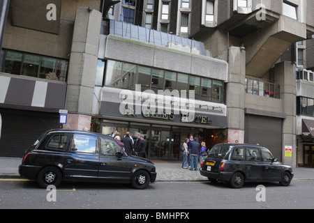 Deux taxis à l'extérieur de Londres St Giles Hotel à Bedford Avenue possible pour les tarifs. Banque D'Images