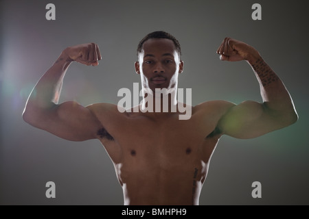 L'homme forme physique fléchissant ses triceps Banque D'Images