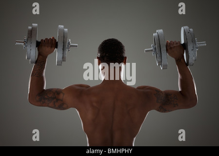 Forme physique man lifting dumbbells Banque D'Images