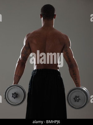 Forme physique man lifting dumbbells Banque D'Images