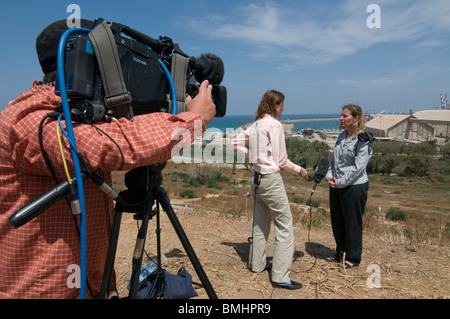 Équipe de nouvelles interviews TV étrangères Le Lieutenant-colonel Avital Leibovich Chef de la Direction de la presse étrangère de l'armée israélienne près de Gaza en Israël Banque D'Images