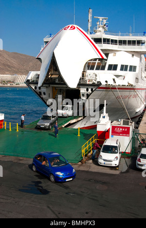 Les voitures quittant un Armas ferry dans le port de Los Christianos de Tenerife Banque D'Images