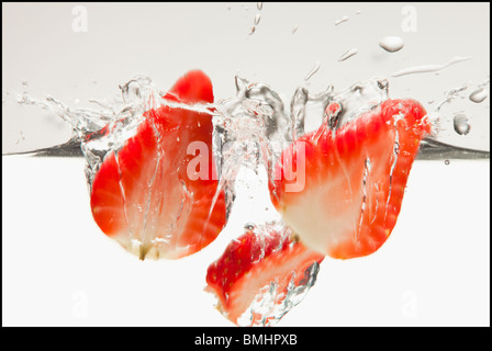Les fraises dans l'eau Banque D'Images