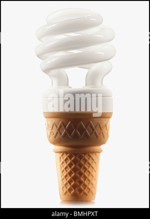 Ampoule fluorescente compacte dans un cornet de crème glacée Banque D'Images
