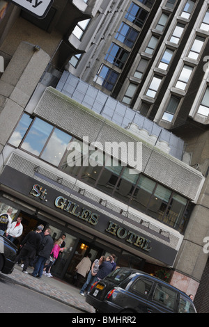 Les touristes se sont rassemblés devant l'entrée principale de St Giles Hotel, un repaire populaire pour les touristes et les hommes d'affaires. Banque D'Images