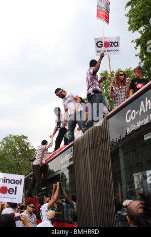 Manifestants sur un toit de bus à la "Liberté pour la Palestine' démonstration sur Whitehall, Westminster, Londres, Angleterre, Royaume-Uni Banque D'Images