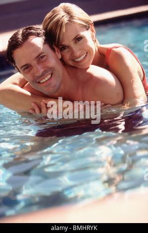 Couple embracing in pool Banque D'Images