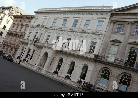 L'Est de l'India Club situé dans l'une des nombreuses belles maisons à St James Square est situé au No16 sur le côté ouest de la place. Banque D'Images